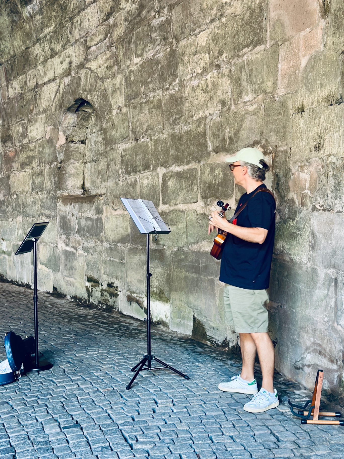 Boris playing ukulele at Tiergärtnertor in Nuremberg